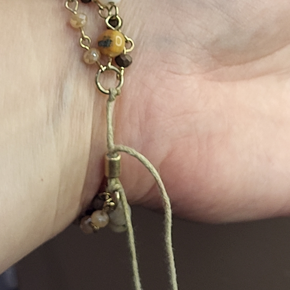 Multistrand adjustable stone beaded bracelet with teardrop crystal - Picture 2 of 3